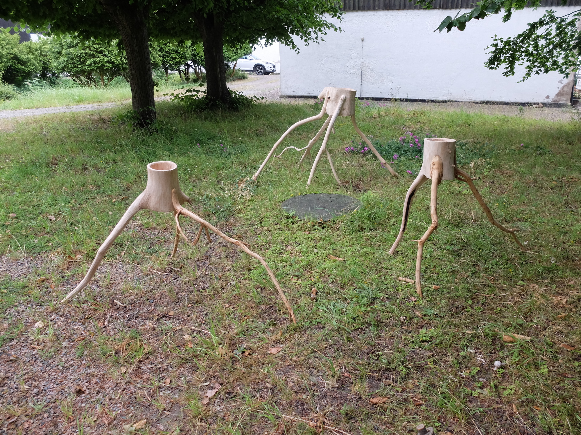 3 krukor på ben av trä.